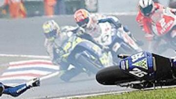 <b>COMO EN UNA SILLA. </b>Curva ocho, una antes de aquella en la que el pasado año sufrió una grave lesión. Pedrosa se iba al suelo a gran velocidad y no se podía poner en pie. Los comisarios se lo llevaban a la clínica en volandas, pero finalmente todo quedó en su susto y Dani será campeón.