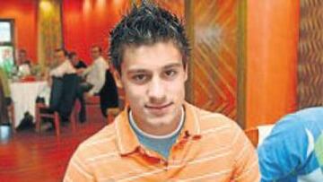 <b>GALARDONADO. </b>Roberto Canella, ayer con la condecoración de oro del Sporting.