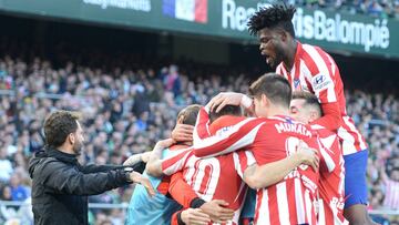 SEVILLE, SPAIN - DECEMBER 22: Angel Correa of Club Atletico de Madrid celebrates after scoring his sides first goal with teammates during the Liga match between Real Betis Balompie and Club Atletico de Madrid at Estadio Benito Villamarin on December 22, 2