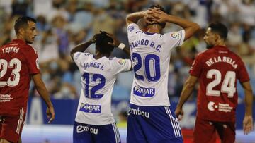 Álvaro Giménez y James se lamentan tras una ocasión fallada contra el Cartagena.