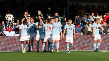GRAF1445. VIGO (PONTEVEDRA), 05/11/2017.- El defensa del Celta Sergi Gómez (2i) celebra con sus compañeros su gol marcado ante el Athletic, el primero del conjunto celeste, durante el partido correspondiente a la undécima jornada de LaLiga Santander disputado hoy en el estadio de Balaídos. EFE/ Salvador Sas
