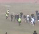 Cuando los ultras invaden el campo, los jugadores suelen proteger al árbitro: en Uzbekistán pasó esto...