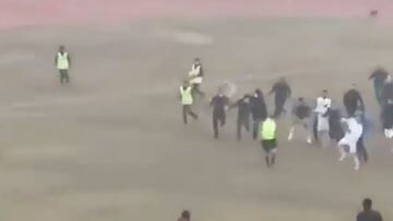 Cuando los ultras invaden el campo, los jugadores suelen proteger al árbitro: en Uzbekistán pasó esto...
