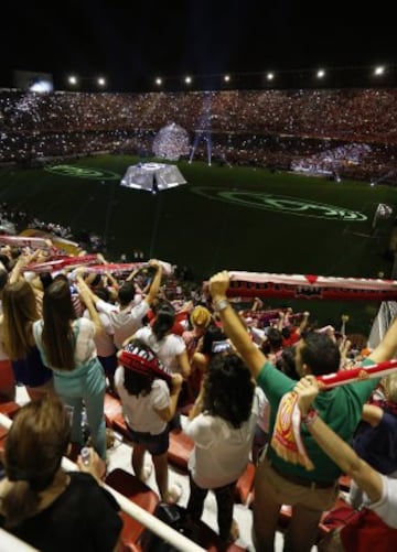 Jugadores y aficionados en el estadio Sánchez Pizjuán.