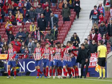 Diego Pablo Simeone no dudó en acudir a la celebración de los jugadores para felicitar al delantero croata.