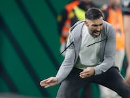 SEVILLA, 14/01/2026.- El entrenador del Elche, Eder Sarabia, durante el encuentro correspondiente a los octavos de final de la Copa del Rey que disputan hoy miércoles Betis y Elche en el estadio de La Cartuja, en Sevilla. EFE / José Manuel Vidal