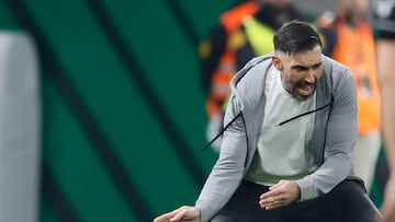 SEVILLA, 14/01/2026.- El entrenador del Elche, Eder Sarabia, durante el encuentro correspondiente a los octavos de final de la Copa del Rey que disputan hoy miércoles Betis y Elche en el estadio de La Cartuja, en Sevilla. EFE / José Manuel Vidal