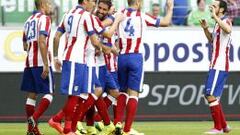 Los jugadores del Atl&eacute;tico celebran uno de los goles de Ra&uacute;l garc&iacute;a.