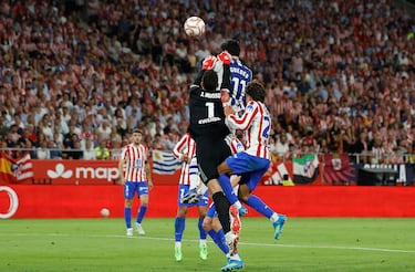 El guardameta del Atlético derriba al delantero de la Real Sociedad en el área, acción que el colegiado sancionó con penalti al filo del descanso