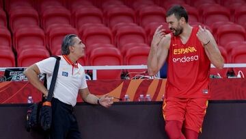 Sergio Scariolo y Marc Gasol hablan durante el entrenamiento en Guangzhou.