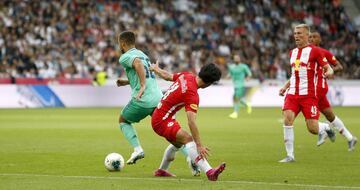 Salzburgo 0-1 Real Madrid | Benzema pidi¨® el bal¨®n, se la dio a Hazard, arriba a la izquierda, y el belga se fue hacia dentro, perfil¨¢ndose para el disparo con la derecha y le peg¨® con rosquita.