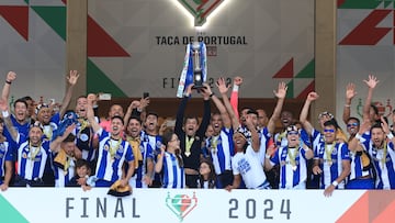 Conceição y Pepe levantan la Copa de Portugal.