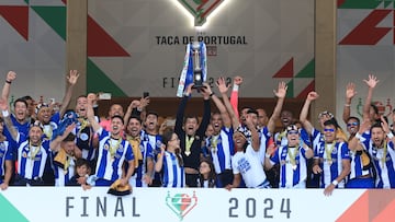 Concei??o y Pepe levantan la Copa de Portugal.