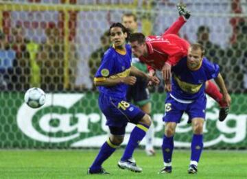 Jamie Carragher competes with Astudillo and Jordi Cruyff for the ball.