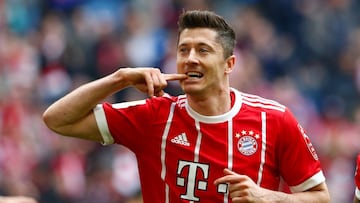 Soccer Football - Bundesliga - Bayern Munich vs Hamburger SV - Allianz Arena, Munich, Germany - March 10, 2018 Bayern Munich's Robert Lewandowski celebrates scoring their third goal REUTERS/Michaela Rehle DFL RULES TO LIMIT THE ONLINE USAGE