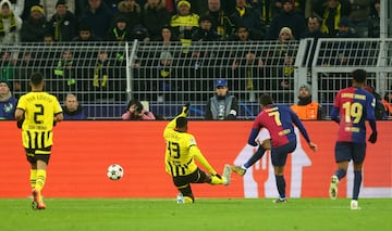 2-3. Contragolpe del Barcelona tras un error del Borussia de Dortmund. Lamine Yamal asiste al espacio a Ferran Torres, se interna en el rea y dispara cruzado para superar a Gregor Kobel.