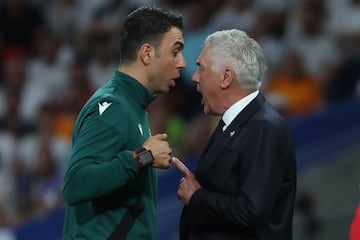 Carlo Ancelotti discute con el cuarto árbitro durante el partido de la primera jornada de la Liga de Campeones que Real Madrid y Vfb Stuttgart.