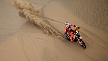 Luciano Benavides con la KTM del Dakar 2026 durante la especial.