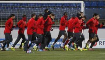 Los jugadores del Atlético durante una sesión de entrenamiento en el estadio Petrovsky de San Petersburgo. El Atlético de Madrid se enfrentará al Zenit de San Petersburgo mañana en champions league