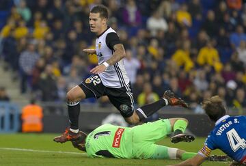 Santi Mina marca el 0-2.