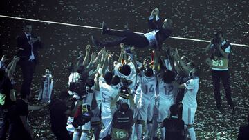 GRAF7523. MADRID, 27/05/2018.- El técnico francés del Real Madrid, Zinedine Zidane, manteado por sus jugadores durante el evento que el equipo blanco ha organizado esta noche en el Santiago Bernabéu para celebrar el título cons