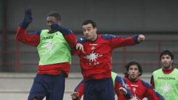 <b>PERCANCE.</b> El capitán de Osasuna César Cruchaga sufre una distensión del ligamento lateral externo de la rodilla izquierda y aunque no es grave, seguramente no juegue el partido frente al Recre.