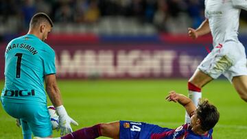 BARCELONA, 22/10/2023.- El delantero portugués del FC Barcelona (suelo) cae ante Unai Simón (i), guardameta del club rojiblanco durante el partido de LaLiga entre el Barcelona y el Athletic de Bilbao, este domingo en el Estadi Olimpic Lluis Companys de Barcelona. EFE/ Alejandro Garcia