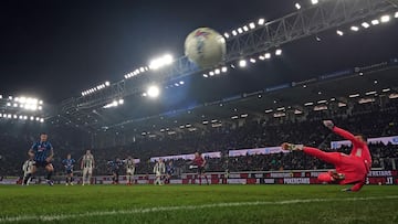BERGAMO (Italy), 05/02/2026.- Atalanta's Gianluca Scamacca scores the 1-0 goal during the Italian Cup quarter final soccer match between Atalanta BC and Juventus FC, in Bergamo, Italy, 05 February 2026. (Italia) EFE/EPA/MICHELE MARAVIGLIA