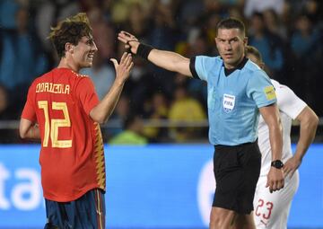 Álvaro Odriozola y el árbitro rumano Istvan Kovacs.