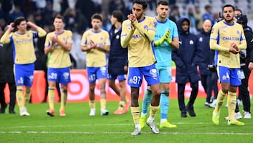 Pierre-Emerick Aubameyang rodeado por sus compañeros.