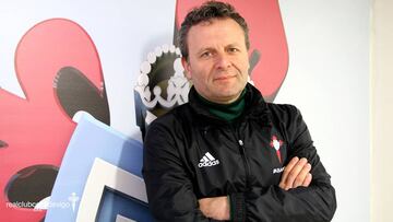 El doctor Juan José García Cota posa delante de un escudo del Celta en A Madroa.