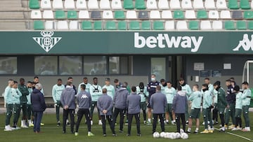 Pellegrini charla con sus jugadores en un entrenamiento.