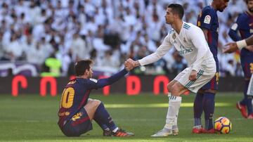 Cristiano ayuda a levantarse a Messi.