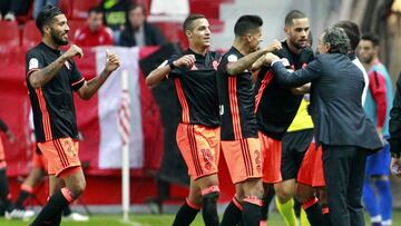 Mario Su&aacute;rez y Joao Cancelo saludan al t&eacute;cnico, Cesare Prandelli.