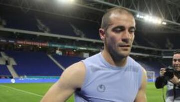 <b>¿LA DESPEDIDA? </b>Walter Pandiani, con el brazalete en la mano, tras el partido contra el Al Ahly.