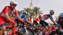 Varios corredores ruedan durante una etapa del UAE Tour.