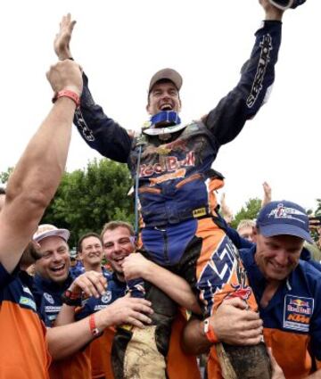 El piloto español Marc Coma del equipo Red Bull KTM Factory Rally celebra con su equipo la victoria en el Dakar 2015 al término de la última etapa de apenas 174 kilómetros entre Rosario y Buenos Aires. Coma (KTM) consiguió hoy su quinta corona del Dakar al finalizar primero en esta séptima edición sudamericana.