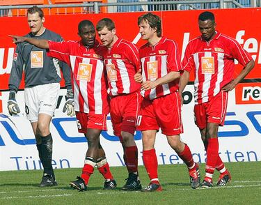 La alegría les duró poco. En 2004 el club berlinés se sumió en la tercera categoría del fútbol alemán, lo que les llevó a la ruína. Los aficionados se volcaron con su club e iniciaron una serie de donaciones de sangre, remuneradas en Alemania, junto con otra serie de acciones para reunir el millón y medio de euros que necesitaba la entidad, pero no fue suficiente y bajó una categoría más. 

