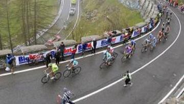 <b>LOS ALPES. </b>El pelotón, en plena subida a Cervinia. El tiempo no acompañó: llovió, hubo niebla y la temperatura no superó los cinco grados.