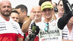 Bagnaia celebrando su victoria en Sepang.