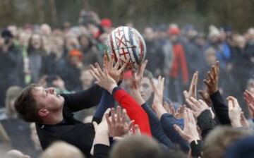 En Ashbourne se celebra todos los años el tradicional partido de fútbol medieval inglés en el que la mitad del pueblo intenta llevar el balón (relleno de corcho para poder flotar) hasta el molino del equipo rival para anotar. Sólo una persona tiene el privilegio de marcar por cada equipo.