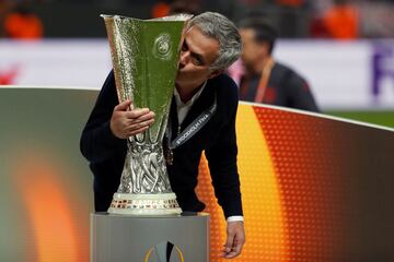 El Manchester United campeón de la Europa League. Jose Mourinho besando el trofeo.