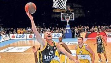 <b>SALÍA TODO. </b>Kaukenas anota con los cinco jugadores alemanes a su alrededor. El lituano fue clave para marcar diferencias.