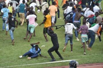 El público invadió el estadio Felix Houphouet-Boigny tras el encuentro de clasificación para la Copa Africana entre Costa de Marfil y Camerún.