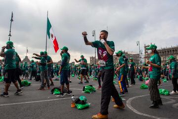 La clase se ha desarrollado en el Z¨®calo, la plaza central de la ciudad de M¨¦xico para intentar superar el r¨¦cord que ostenta actualmente Mosc¨², que en 2017 reuni¨® a unos 3.000 participantes.
