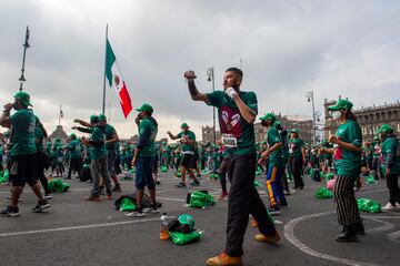 La clase se ha desarrollado en el Zócalo, la plaza central de la ciudad de México para intentar superar el récord que ostenta actualmente Moscú, que en 2017 reunió a unos 3.000 participantes.