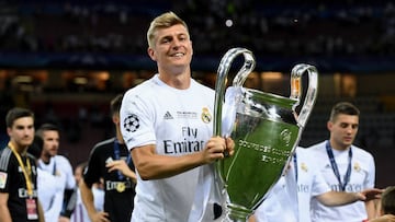 Toni Kroos sostiene la Copa de Europa conquistada al Atlético de Madrid en Milán.