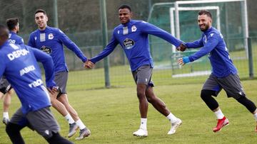 Sabin Merino, Beauveu y &Ccedil;olak, tres de los fichajes de invierno del Deportivo, durante un entrenamiento.