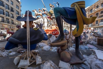 Varias personas fotografían una falla antes de la plantà.