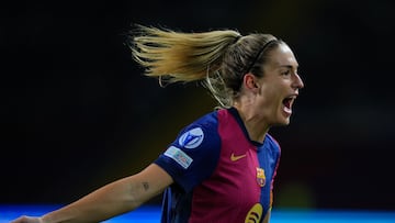 BARCELONA, 18/12/2024.- La jugadora del Barcelona Alexia Putellas celebra el tercer gol de su equipo en el partido de Liga de Campeones femenina entre el Barcelona y el Manchester City, este miércoles en el estadio olímpico Lluis Companys. EFE/ Alejandro García